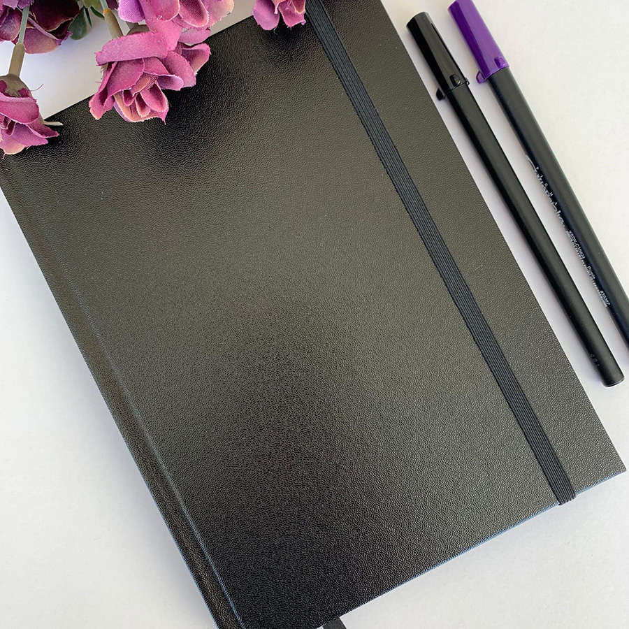Sketchbook A5 (Médio) Sem Pauta 108 Folhas Pretas de 80g