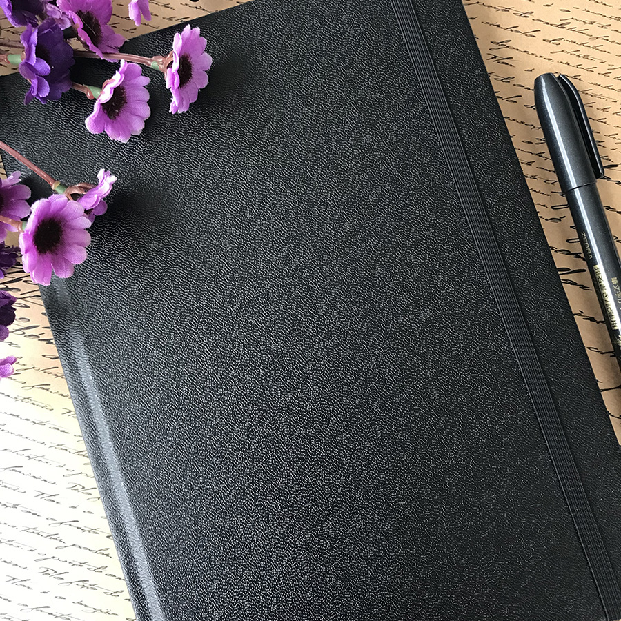 Caderno A5 (médio) Pontilhado 100 folhas Pretas 80g