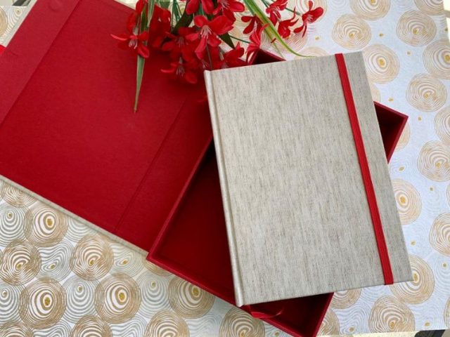 Caixa para álbum preserva também as fotos.