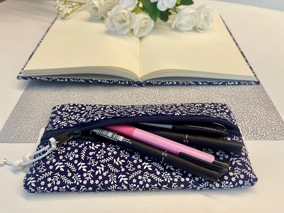 caderno-a5-medio-sem-pauta-100-folhas-de-80g-com-estojo-espiral