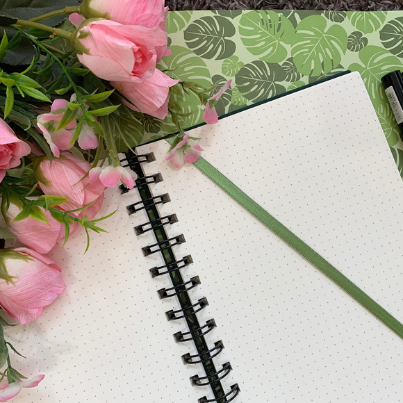 Pronta Entrega - Caderno A5 (médio) Pontilhado 100 folhas de 80g Espiral - Imagem 3