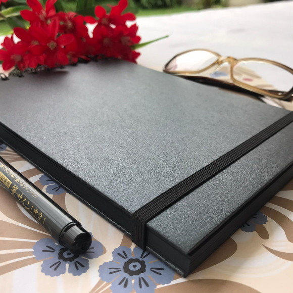 Pronta Entrega - Caderno A5 (médio) sem Pauta 50 Folhas Pretas de 120g - Imagem 3