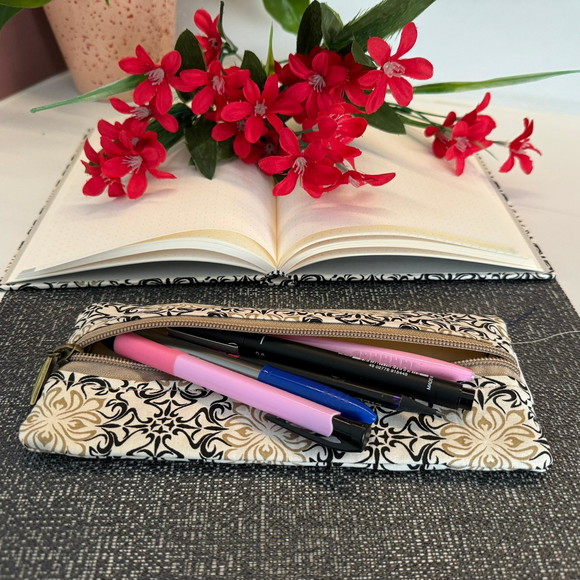 caderno-a5-medio-pontilhado-100-folhas-de-80g-com-estojo-caligrafia-artistica