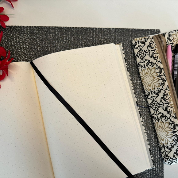 Pronta Entrega - Caderno A5 (médio) Pontilhado 100 Folhas de 80g com Estojo - Imagem 3